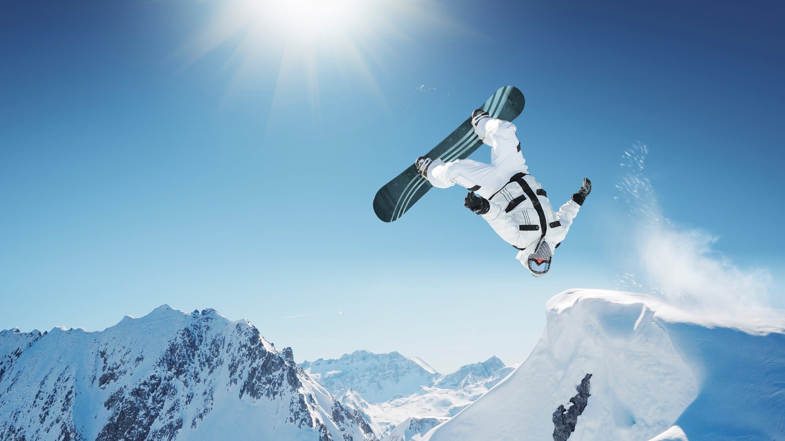 街道上的黄潜风暴,当F1引擎轰鸣遇见足球闪电战