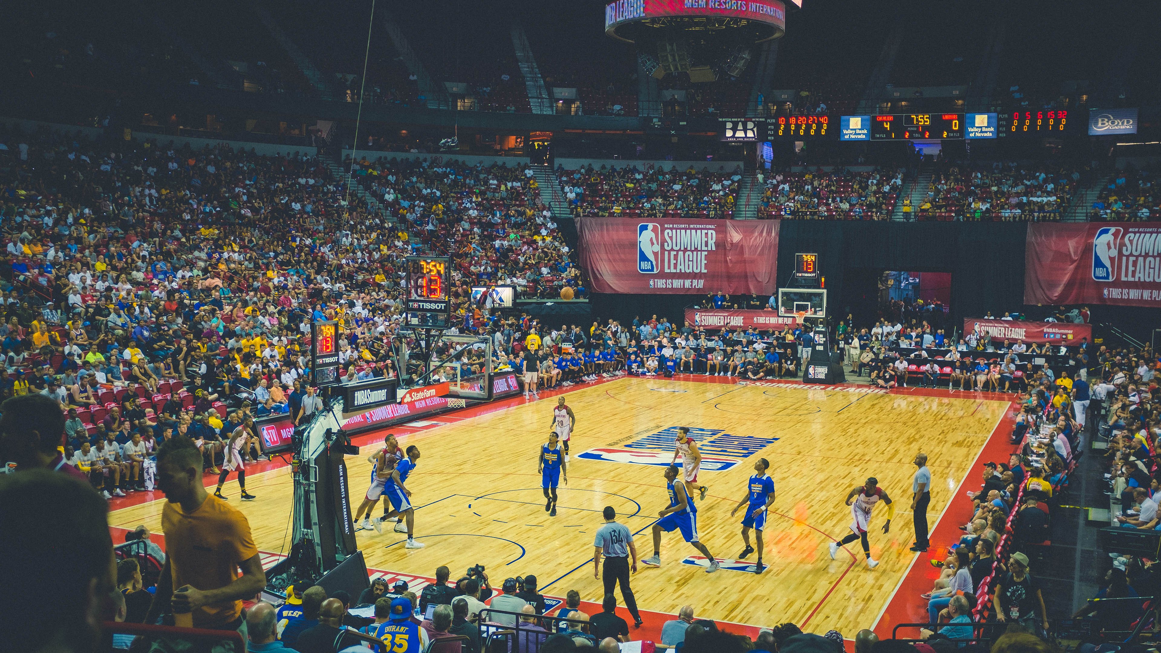 火箭粉碎雄鹿，米切尔成为关键先生