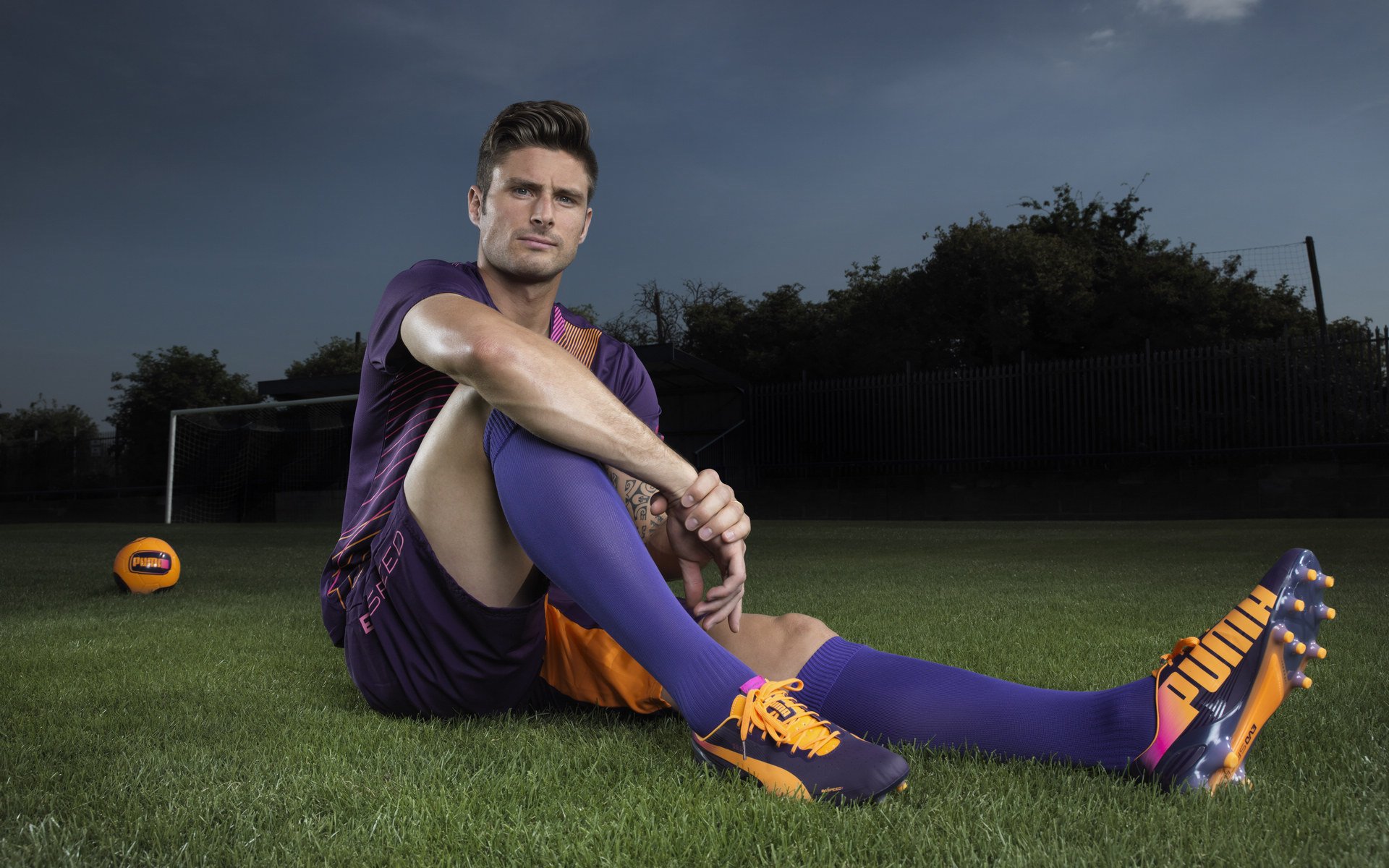 英超争冠之夜,三笘薰成为全场焦点,亚洲足球的破壁时刻