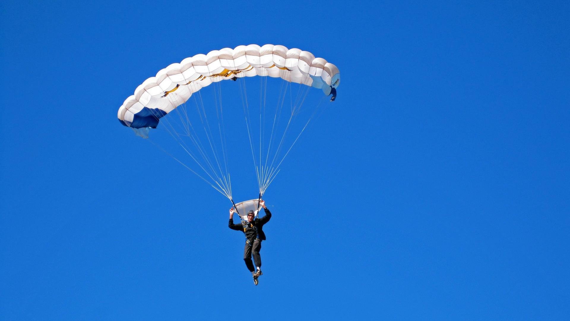 马克西F1街道赛狂飙与奇才晋级,当体育的戏剧性在平行时空共振